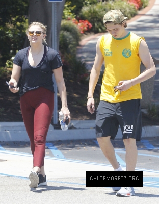 Chloe_Grace_Moretz_and_Brooklyn_Beckham_are_spotted_out_in_Los_Angeles_14.jpg