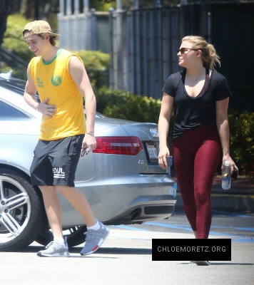 Chloe_Grace_Moretz_and_Brooklyn_Beckham_are_spotted_out_in_Los_Angeles_19.jpg