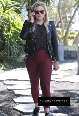 Chloe_Grace_Moretz_spotted_holding_hands_while_out_in_Beverly_Hills_-_June_30-2016_009.jpg