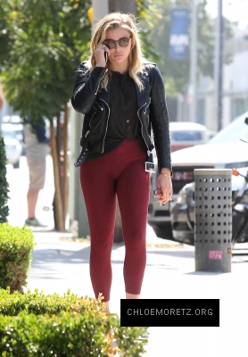 Chloe_Grace_Moretz_spotted_holding_hands_while_out_in_Beverly_Hills_-_June_30-2016_010_28129.jpg
