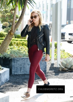Chloe_Grace_Moretz_spotted_holding_hands_while_out_in_Beverly_Hills_-_June_30-2016_030.jpg