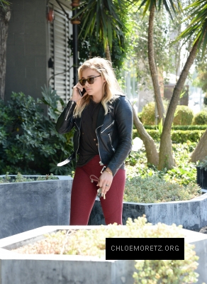 Chloe_Grace_Moretz_spotted_holding_hands_while_out_in_Beverly_Hills_-_June_30-2016_032.jpg