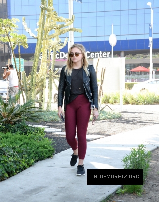 Chloe_Grace_Moretz_spotted_holding_hands_while_out_in_Beverly_Hills_-_June_30-2016_036.jpg