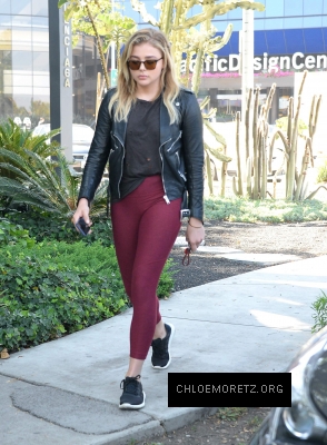 Chloe_Grace_Moretz_spotted_holding_hands_while_out_in_Beverly_Hills_-_June_30-2016_038.jpg