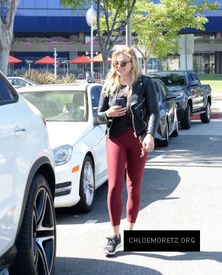 Chloe_Grace_Moretz_spotted_holding_hands_while_out_in_Beverly_Hills_-_June_30-2016_042.jpg