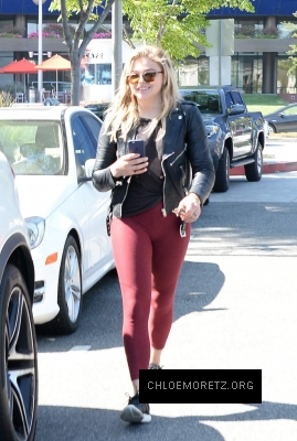 Chloe_Grace_Moretz_spotted_holding_hands_while_out_in_Beverly_Hills_-_June_30-2016_044.jpg