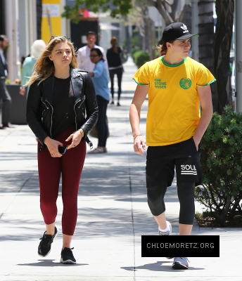 Chloe_Grace_Moretz_spotted_holding_hands_while_out_in_Beverly_Hills_-_June_30-2016_050.jpg