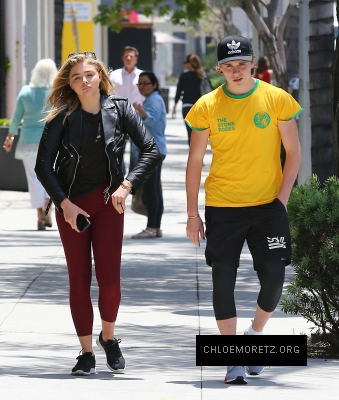 Chloe_Grace_Moretz_spotted_holding_hands_while_out_in_Beverly_Hills_-_June_30-2016_052.jpg