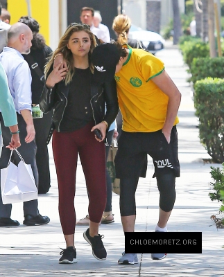 Chloe_Grace_Moretz_spotted_holding_hands_while_out_in_Beverly_Hills_-_June_30-2016_054.jpg