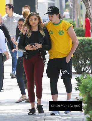Chloe_Grace_Moretz_spotted_holding_hands_while_out_in_Beverly_Hills_-_June_30-2016_056.jpg