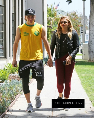 Chloe_Grace_Moretz_spotted_holding_hands_while_out_in_Beverly_Hills_-_June_30-2016_057.jpg