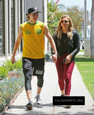 Chloe_Grace_Moretz_spotted_holding_hands_while_out_in_Beverly_Hills_-_June_30-2016_058.jpg