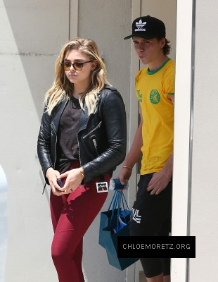 Chloe_Grace_Moretz_spotted_holding_hands_while_out_in_Beverly_Hills_-_June_30-2016_066.jpg