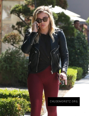 Chloe_Grace_Moretz_spotted_holding_hands_while_out_in_Beverly_Hills_-_June_30-2016_067.jpg