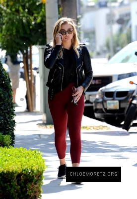 Chloe_Grace_Moretz_spotted_holding_hands_while_out_in_Beverly_Hills_-_June_30-2016_076.jpg