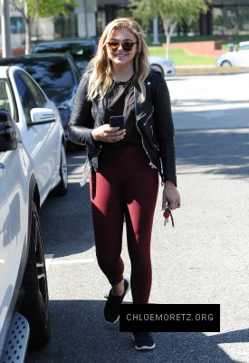 Chloe_Grace_Moretz_spotted_holding_hands_while_out_in_Beverly_Hills_-_June_30-2016_086.jpg