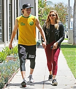 Chloe_Grace_Moretz_spotted_holding_hands_while_out_in_Beverly_Hills_-_June_30-2016_058.jpg
