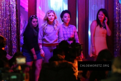 Chloe-Moretz--Filming-a-party-scene-on-set-of-Neighbors-2--01-662x441.jpg