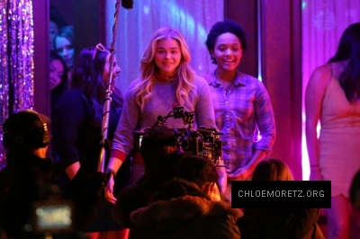 Chloe-Moretz--Filming-a-party-scene-on-set-of-Neighbors-2--03-662x441.jpg