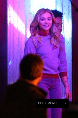 Chloe-Moretz--Filming-a-party-scene-on-set-of-Neighbors-2--11-662x992.jpg