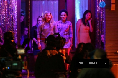 Chloe-Moretz--Filming-a-party-scene-on-set-of-Neighbors-2--15-662x441.jpg