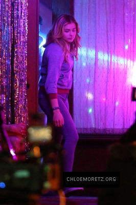 Chloe-Moretz--Filming-a-party-scene-on-set-of-Neighbors-2--17-662x993.jpg
