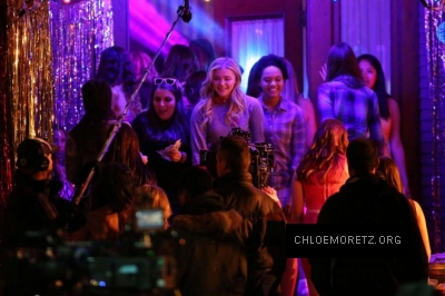 Chloe-Moretz--Filming-a-party-scene-on-set-of-Neighbors-2--19-662x441.jpg