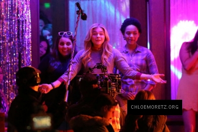 Chloe-Moretz--Filming-a-party-scene-on-set-of-Neighbors-2--22-662x441.jpg