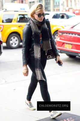 1459321023186_chloe_moretz_out_and_about_in_downtown_manhattan_7.jpg