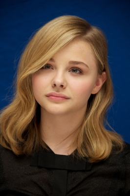 chloemoretzfancom005.jpg