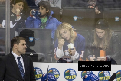 Chloe-Moretz--New-York-Islanders-vs-Tampa-Lightning--05-662x444.jpg