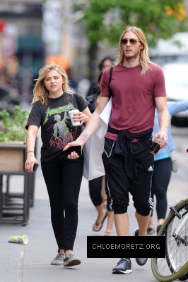 Chloe-Moretz--Out-and-about-in-Manhattan--02-662x993.jpg