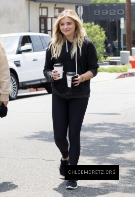 Chloe-Moretz-Out-in-LA--01-662x966.jpg