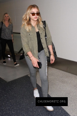 Chloe-Moretz-at-LAX-Airport--09-662x993.jpg