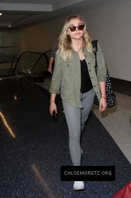 Chloe-Moretz-at-LAX-Airport--16-662x993.jpg