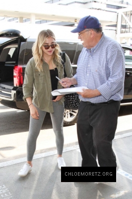 Chloe-Moretz-at-LAX-Airport--20-662x993.jpg