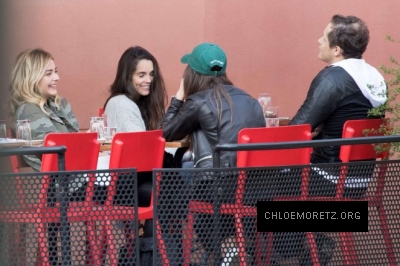 Chloe-Moretz-having-lunch-with-a-friends--06-662x441.jpg