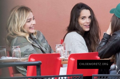 Chloe-Moretz-having-lunch-with-a-friends--33-662x441.jpg