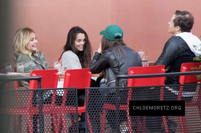 Chloe-Moretz-having-lunch-with-a-friends--36-662x441.jpg