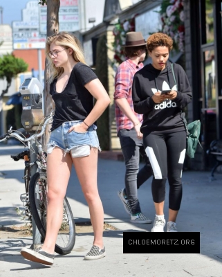 Chloe-Moretz-in-Jeans-Shorts--12-662x823.jpg