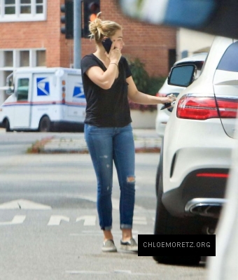 Chloe-Moretz-in-Ripped-Jeans--06-662x777.jpg