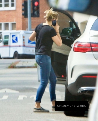 Chloe-Moretz-in-Ripped-Jeans--09-662x810.jpg