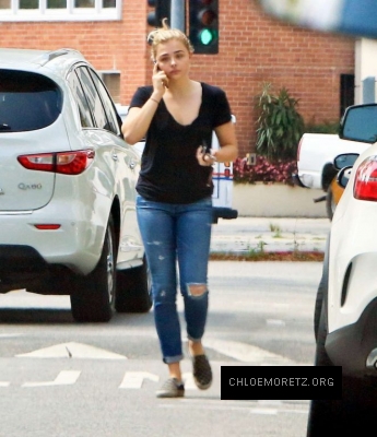 Chloe-Moretz-in-Ripped-Jeans--10-662x766.jpg