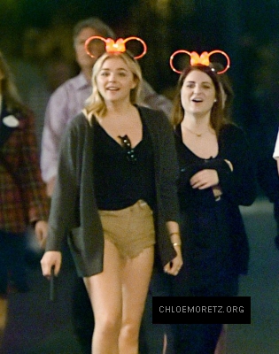 Chloe-Moretz-in-Shorts-at-Disneyland--06-662x840.jpg