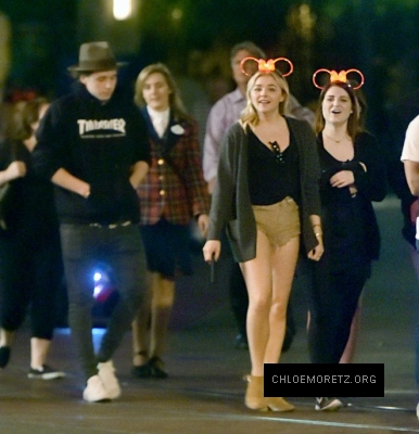 Chloe-Moretz-in-Shorts-at-Disneyland--22-662x686.jpg