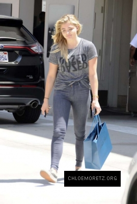 Chloe-Moretz-in-Tight-Jeans--09-662x982.jpg