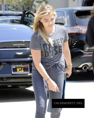 Chloe-Moretz-in-Tight-Jeans--12-662x829.jpg
