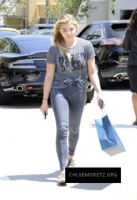 Chloe-Moretz-in-Tight-Jeans--14-662x967.jpg