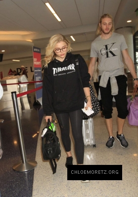 Chloe-Moretz-in-Tights-at-LAX-Airport--02-662x946.jpg