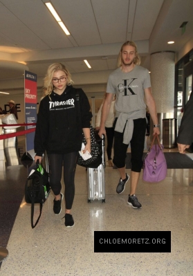 Chloe-Moretz-in-Tights-at-LAX-Airport--03-662x946.jpg